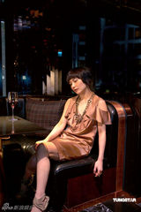 幻灯图：《维多利亚壹号》众演员换华服把酒谈心 