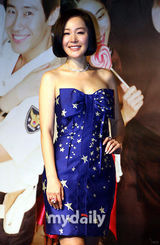 组图：韩星严智苑宣传《Festival》 低胸裙性感亮相