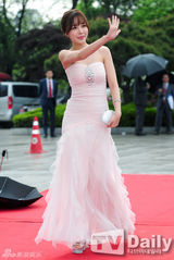 组图：百想红毯朴有天帅气 女星主打黑裙秀性感