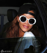 组图：蕾哈娜墨镜白裙清纯 嘟红唇鲜艳欲滴