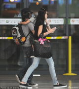 组图：林志颖一家现身 小小志趴爸爸肩头酣睡