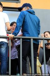 组图：周星驰亮相杭州吐舌卖萌