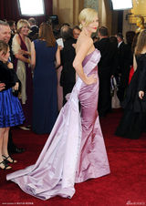 高清组图：奥斯卡红毯 查理兹-塞隆美艳动人