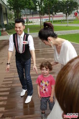 组图：杨千嬅白色长裙优雅亮相 大谈育儿经