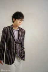 组图：胡夏新写真出炉  萌神变“忧郁王子”