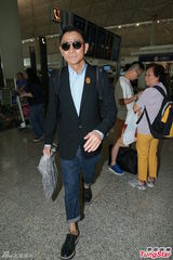 组图：刘德华急离港避台风 20余名粉丝护送