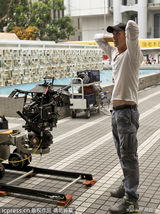 组图：迈克尔-贝《变4》片场白衣开笑未受影响