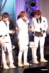 高清：韩国男团“F.CUZ”旋风抵台 两成员带伤上阵