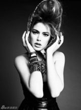 组图：荷兰名模杜晨-科洛斯登封面展优雅风范