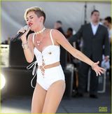 组图：21岁麦莉大尺度着装上下开门爆奶飚唱