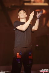 组图：陈奕迅演唱会化浓妆 搞怪献唱掀高潮