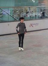 组图：张柏芝独自现身冰场滑冰引围观