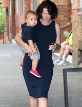 高清组图：辣妈米兰达-可儿裙装亮相清新俏丽