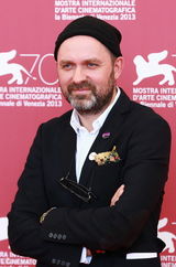 组图：《我们是最棒的》发布 众主演玩“大跳”