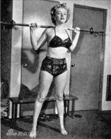 组图：梦露罕见健身照健康性感 内衣牛仔举哑铃