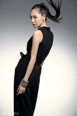 组图：张乃鸥性感时尚写真中性狂野