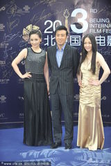 组图：孙宁美裙亮相蓝毯 于和伟挽李琳现身