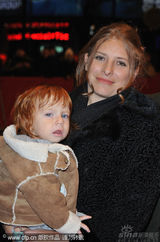 幻灯图集：《谜团》首映 女导演抱宝宝亮相