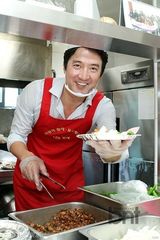 组图：韩星郑俊镐出席福利院分享活动献爱心