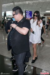 组图：全智贤高调离港 长衬衫衬托修长美腿