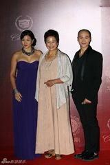 组图：华鼎奖红毯星光熠熠 赵本山携弟子助阵