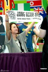 幻灯图：张根锡香港会影迷 中性露肩衫显魅惑