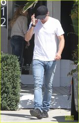 组图：《真爱如血》斯卡斯加德白衣牛仔型男风