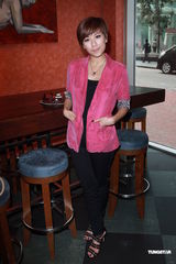 组图：周丽淇预祝生日 感情随缘绝不隐瞒