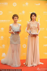 组图：瑶淼李蜜携手主持 纱裙闪亮清丽纯美