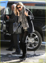 组图：邦辰穿黑丝出街狂打电话 表情严肃疑不爽