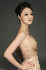 组图：演员曹媛媛金色礼服大片尽显高贵气质