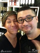 台歌手李立崴微博生前照 爱萌犬自侃酷似梁家辉