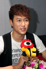 高清组图：林心如余诗曼陈键锋出席首尔电视节