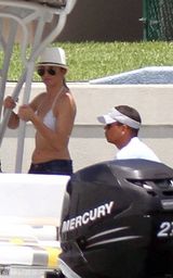 组图：卡梅隆-迪亚兹与男友度假 比基尼热裤现身