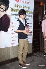 组图：22岁胡夏期待谈恋爱 献爱心助弱势儿童募款