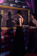 组图：黄曼王培沂牵手红毯 舞后出巡秒杀菲林