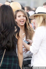 组图：阿尔芭眉飞色舞N连拍 携闺蜜亮相音乐节