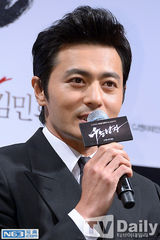 组图：张东健宣传《哭泣男人》迷人大叔演杀手