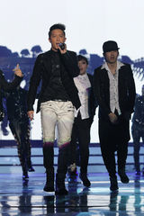 组图：韩庚开场劲歌热舞 获5项奖大赢