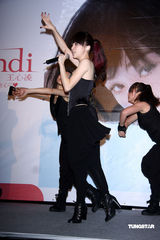 幻灯：王心凌黑白配小晚礼劲歌热舞 跳出万种风情