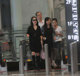 组图：杨钰莹独自现身机场 墨镜遮面裙装亮相