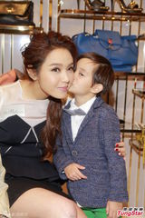 组图：官恩娜无意结婚 怕男友突送惊喜求婚