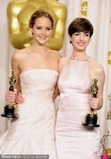组图：奥斯卡后台海瑟薇圆梦落泪 李安拜年