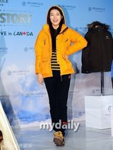 组图：韩星秀智为品牌站台 长发披肩清新邻家