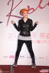 组图：孙燕姿橙发亮眼披黄金甲 许美静助阵