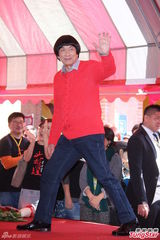 组图：《大稻埕》沿街发红包 猪哥亮隋棠亮相