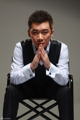 组图：曹征风度写真绅士帅气