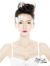 组图：戚薇夏日白色纯净写真 无懈可击展现柔美