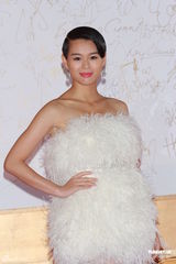 组图：胡杏儿羽毛装亮相港姐竞选红毯