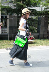 高清图：贾青街拍LOOK 清新学院装扮搭配剑桥包